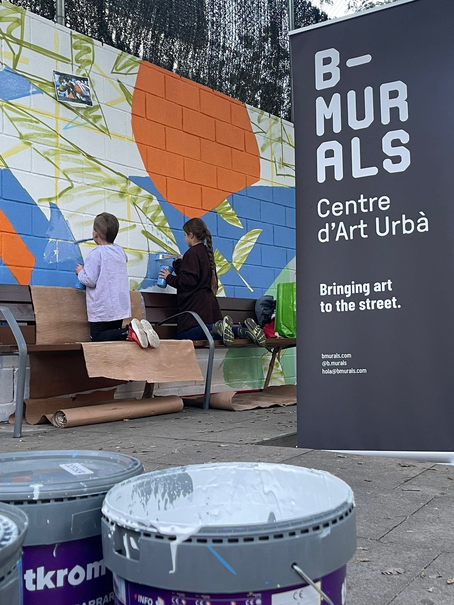 Art a la Plaça clou amb una gran participació i un mural col·lectiu interromput