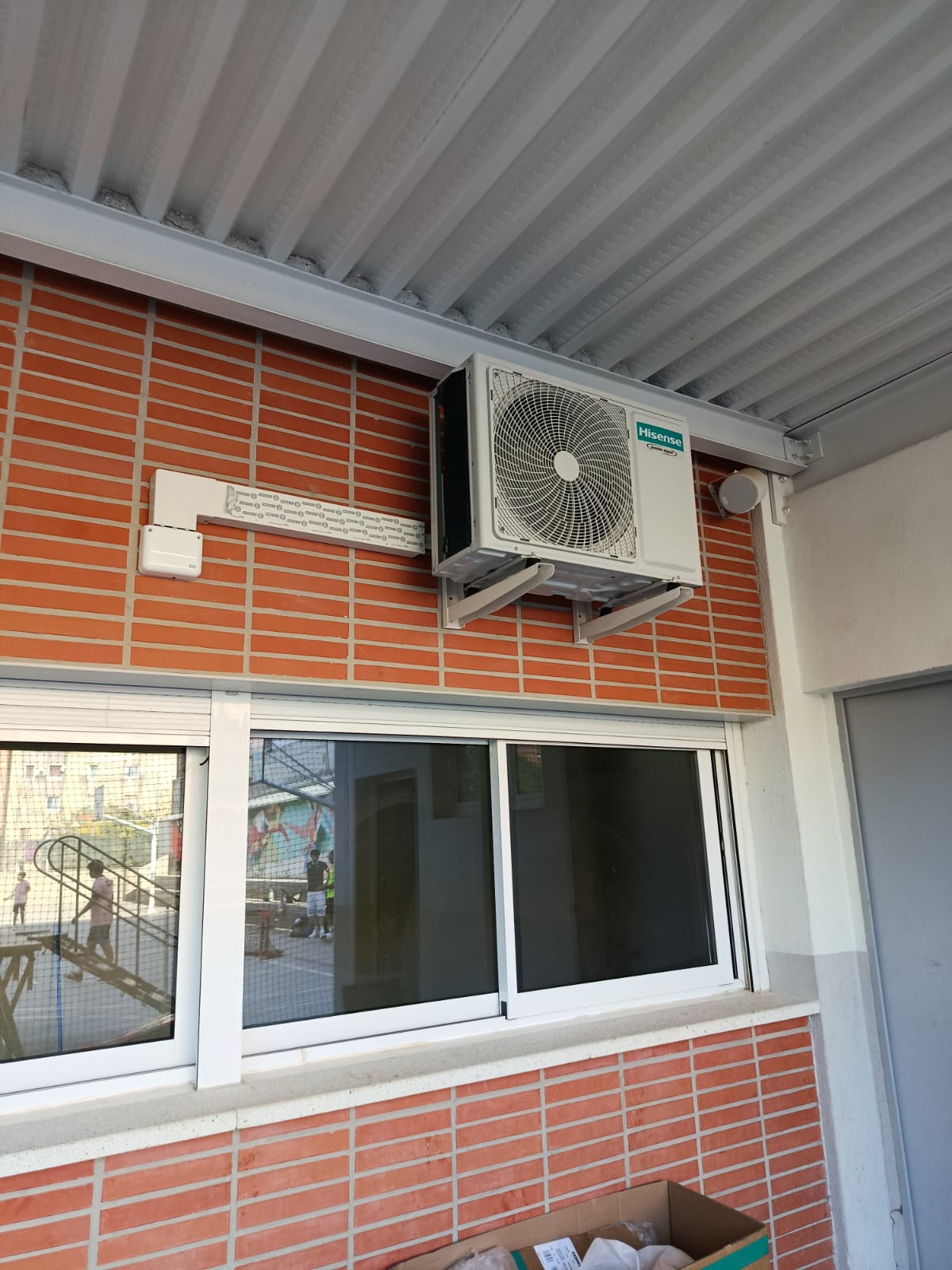 Instal·lem aire condicionat a la sala de psicomotricitat i dormilega